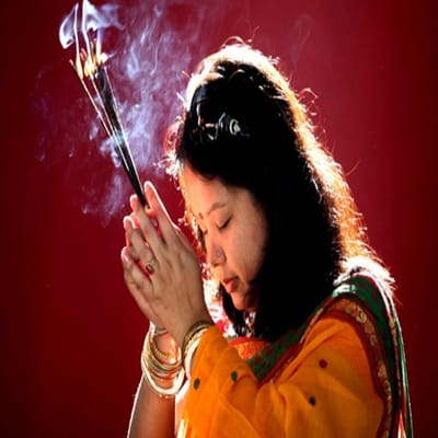 1-આધ્યાત્મિકતાને અનુસરો જો તમે આસ્તિક છો તો ચોક્કસ તમારા દિવસની શરૂઆત સવારે ભજન-કીર્તનથી થવી જોઈએ અને તમારે સૂર્યોદય પહેલા જાગી જવું જોઈએ અને તમારા માતા અને પિતાની સાથે ભગવાનનું સ્મરણ કરવું જોઈએ. આપણા વડીલો ઘણીવાર આધ્યાત્મિકતામાં વિશ્વાસ રાખવાની સલાહ આપે છે કારણ કે આમ કરવાથી તમારું મન પ્રસન્ન રહે છે અને તમારા ચહેરાની ચમક પણ જળવાઈ રહે છે.