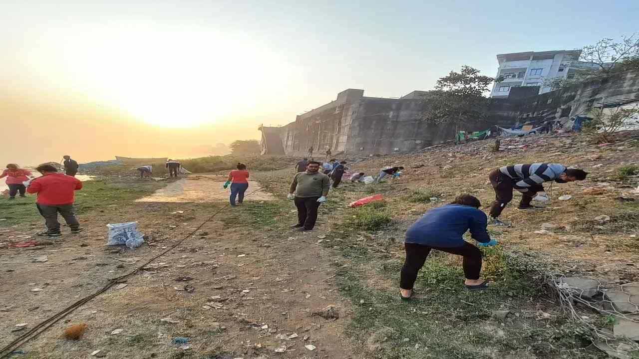 Surat : શહેરને પ્રદુષણમુક્ત રાખવા સુરતના આ યુવાનોનું ગ્રુપ ચલાવે છે અનોખું અભિયાન