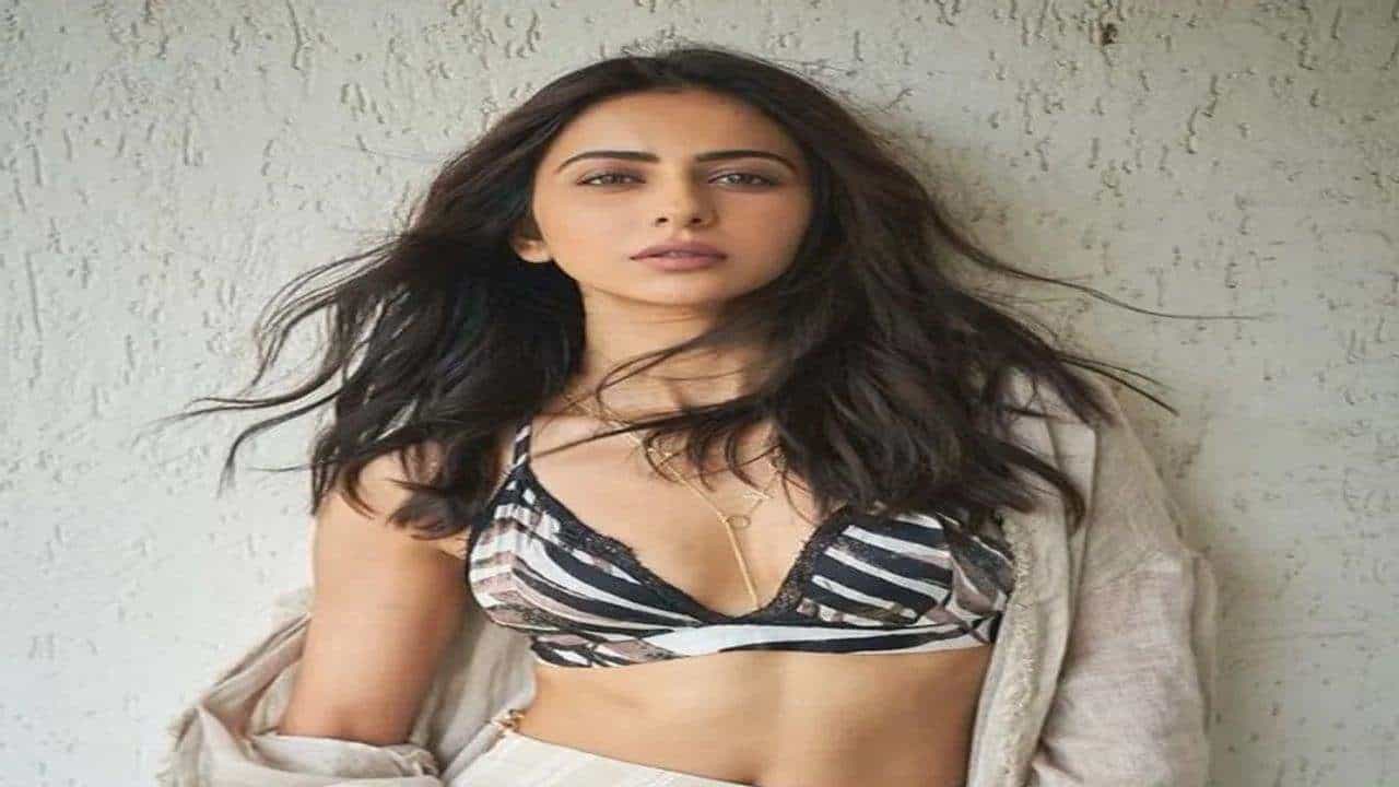 અભિનેત્રી રકુલ પ્રીત સિંહે ટૂ-પીસ બિકિનીમાં પાથર્યો તેની અદાઓનો જાદુ...