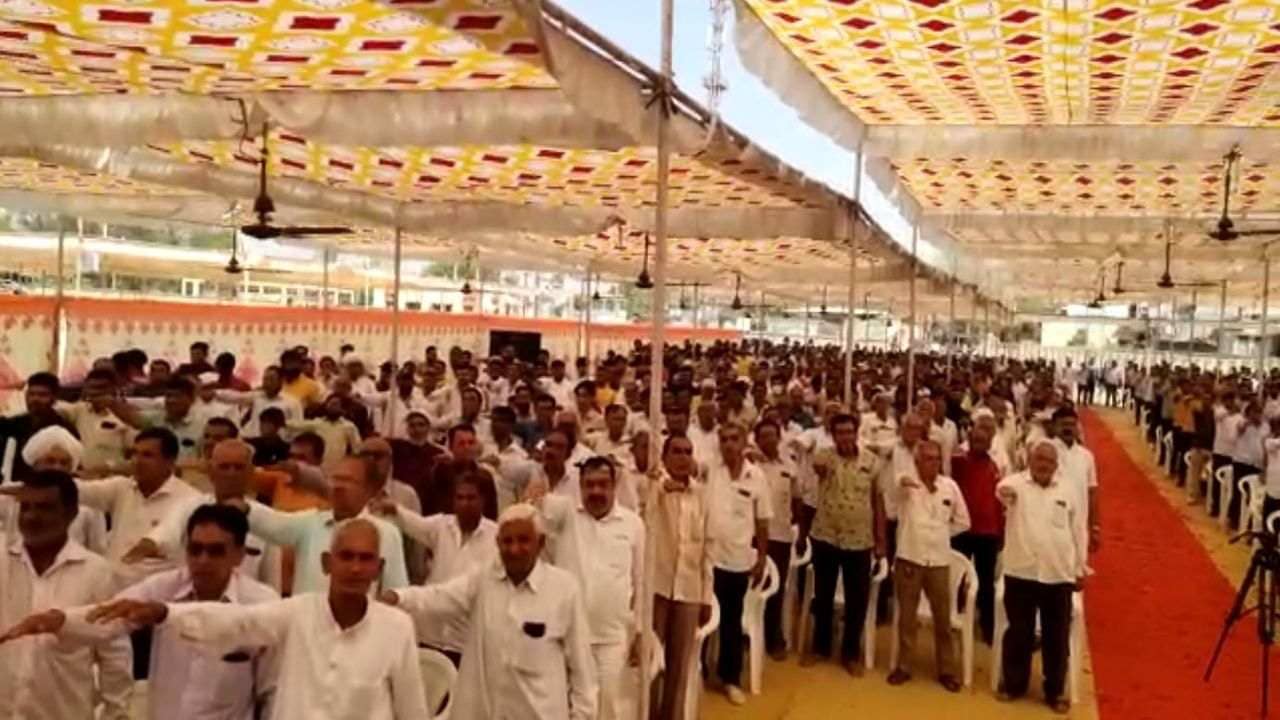 Mehsana: ચૌધરી સમાજ બે ભાગમાં વહેંચાઈ ગયો, ગુંજા ગામે વિપુલ ચૌધરીના અને બોરીયાવીમાં અશોક ચૌધરીના સમર્થનમાં સંમેલન