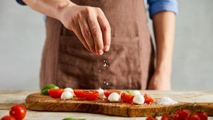 Health Tips : વધુ પડતું મીઠાનું સેવન તમને વહેલા ઘરડા પણ બનાવી શકે છે, જાણો વધુ માહિતી