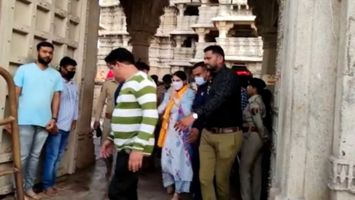 બોલિવુડની અભિનેત્રી સારા અલી ખાન દ્વારકાધીશના દર્શન કર્યાં, પૂજા અર્ચના પણ કરી બોલિવુડની અભિનેત્રી સારા અલી ખાન દ્વારકાધીશના દર્શન કર્યાં, પૂજા અર્ચના પણ કરી