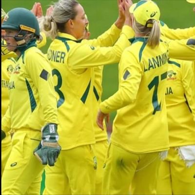 વિમેન્સ વર્લ્ડ કપ હવે તેના છેલ્લા પડાવ પર પહોંચી ગયો છે. લીગ રાઉન્ડની લગભગ તમામ મેચો પૂર્ણ થઈ ગઈ છે. પોઈન્ટ ટેબલની વાત કરીએ તો ટોચની ચાર ટીમો આગળના રાઉન્ડમાં પહોંચશે. આ કારણોસર ટીમો પોઈન્ટ ટેબલમાં ટોચના ચારમાં રહે તે ખૂબ જ મહત્વપૂર્ણ છે. ઓસ્ટ્રેલિયાની ટીમે શુક્રવારે બાંગ્લાદેશને હરાવીને સેમિફાઇનલમાં જગ્યા બનાવી લીધી છે. ઓસ્ટ્રેલિયાએ તેની તમામ મેચ રમી છે, જેમાંથી તે એક પણ મેચ હારી નથી. તે 14 પોઈન્ટ સાથે પોઈન્ટ ટેબલમાં ટોપ પર છે. (ICC twitter)