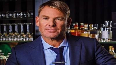 તે બોલર કે જેના બેટ્સમેન તેમની સ્પિન સામે નાચતા હતા, તે ખેલાડી જેની આંગળીઓમાં જાદુ હતો. જે બોલર સામે આખી દુનિયા માથું નમાવતી હતી... તે દિગ્ગજ આજે આ દુનિયામાં નથી રહ્યા. શેન વોર્નનું 52 વર્ષની વયે અવસાન થયું. શેન વોર્નને હાર્ટ એટેક આવ્યો હતો અને શુક્રવારે તેમનું મૃત્યુ થયું હતું. શેન વોર્ને થાઈલેન્ડમાં અંતિમ શ્વાસ લીધા. ટેસ્ટ ક્રિકેટમાં 708 વિકેટ લેનાર વોર્ન અચાનક બધાને આ રીતે છોડી દેશે, કોઈએ વિચાર્યું ન હતું. વોર્નના નિધનથી સમગ્ર ક્રિકેટ જગત શોકમાં છે. સચિન થી લઇને સહેવાગ સુધીના સૌ ઓસ્ટ્રેલિયન દિગ્ગજને શ્રધ્ધાંજલી અર્પી રહ્યા છે. 