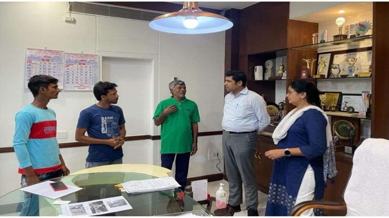 Surat : સ્મીમેર શેલ્ટર હોમની પ્રવૃત્તિના સોશિયલ મીડિયા પર અપડેટ વીડિયોને કારણે 3 વર્ષથી ગુમ વૃદ્ધનું પરિવારજનો સાથે પુનઃ મિલન