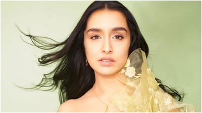 વર્ષ 2013માં રિલીઝ થયેલી ફિલ્મ આશિકી 2 એક મ્યુઝિકલ રોમેન્ટિક ફિલ્મ હતી. આ ફિલ્મમાં શ્રદ્ધા સાથે આદિત્ય રોય કપૂર લીડ રોલમાં હતો. ફિલ્મમાં બંને ગાયક છે, ફિલ્મમાં શ્રદ્ધા અને આદિત્યની કેમેસ્ટ્રીને ખૂબ પસંદ કરવામાં આવી હતી.