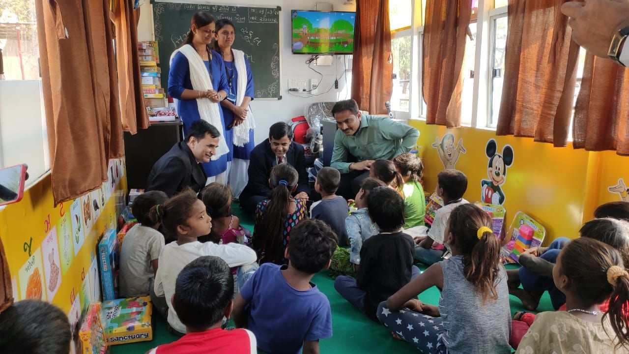 Ahmedabad: હાઇકોર્ટના પૂર્વ ચીફ જસ્ટિસનો આઇડીયા સાકાર થયો, ભીખ માગતા ગરીબ બાળકોને શિક્ષણ આપવા સિગ્નલ સ્કૂલો શરૂ કરાઈ