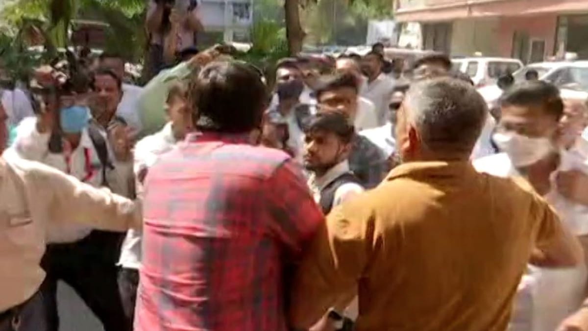 હરિધામ સોખડા વિવાદઃ કલેક્ટર ઓફિસ બહાર જ બંને પક્ષના સમર્થકો વચ્ચે ઝપાઝપી થઈ