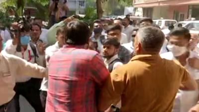 હરિધામ સોખડા વિવાદઃ કલેક્ટર ઓફિસ બહાર જ બંને પક્ષના સમર્થકો વચ્ચે ઝપાઝપી થઈ