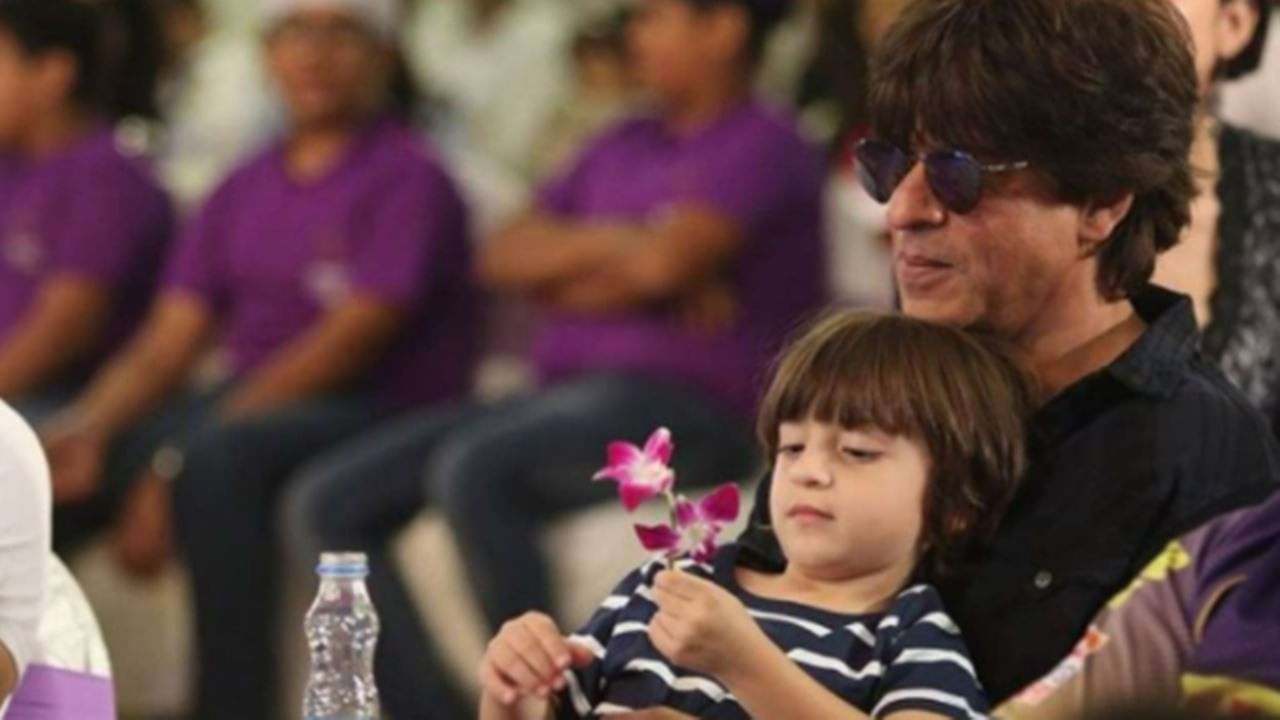 Superstar Shahrukh Khanને તેના ફેને પુત્ર વિશે પૂછ્યો આ સવાલ, SRKએ પણ આપ્યો સચોટ જવાબ