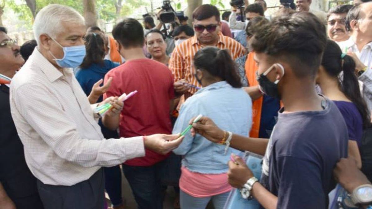 Vadodara: બોર્ડના પરીક્ષાર્થીઓને પુષ્પ અને પેન આપી આવકારવામાં આવ્યા, ડર રાખ્યા વિના કસોટી આપવા શીખ આપી