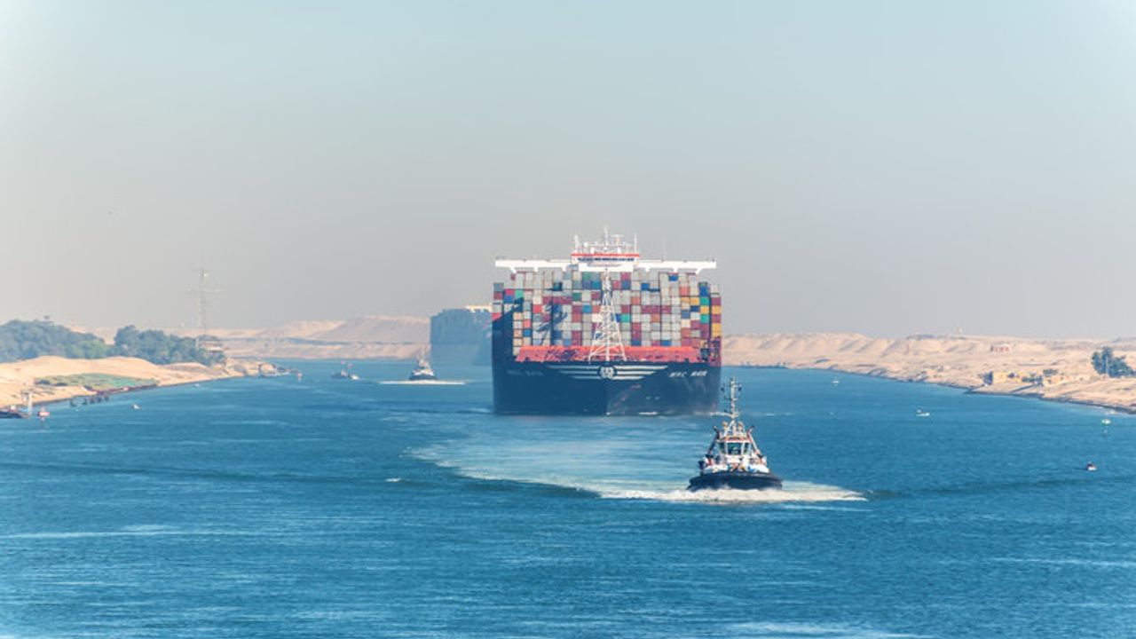 Suez Canal માંથી પસાર થવા માલવાહક જહાજોએ વધુ કિંમત ચૂકવવી પડશે,  ટ્રાન્ઝિટ ચાર્જમાં 10 ટકાનો વધારો કરાયો