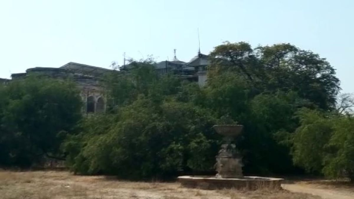 Surendranagar: લીંબડી રાજ મહેલમાં તસ્કરો બારી તોડી અલગ અલગ 10 સ્ટ્રોગરૂમમાંથી એન્ટિક વસ્તુઓ સહિતની ચોરી કરી ફરાર