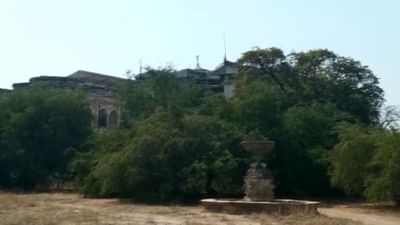 Surendranagar: લીંબડી રાજ મહેલમાં તસ્કરો બારી તોડી અલગ અલગ 10 સ્ટ્રોગરૂમમાંથી એન્ટિક વસ્તુઓ સહિતની ચોરી કરી ફરાર