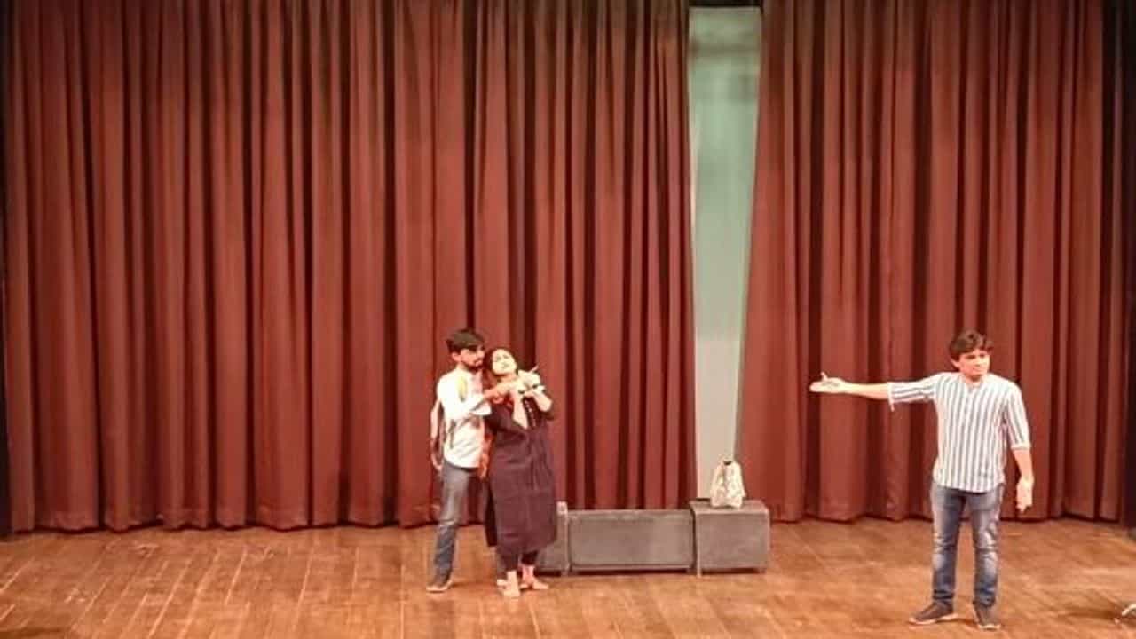 Surat : ગ્રીષ્મા હત્યા કેસ પર નાટક બન્યું, સુરતના નાટ્યકલાકારોએ સમાજને સંદેશો આપવા વિશેષ પ્રસ્તુતી તૈયાર કરી