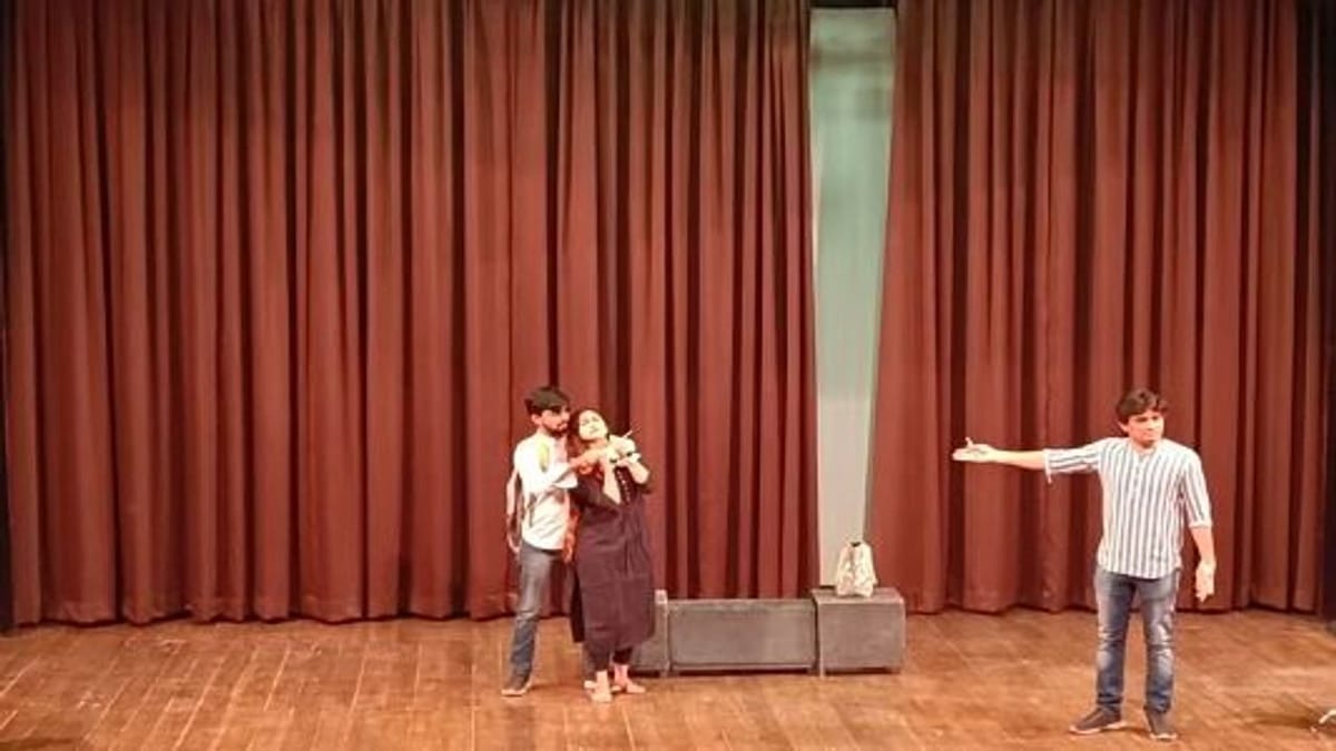 Surat : ગ્રીષ્મા હત્યા કેસ પર નાટક બન્યું, સુરતના નાટ્યકલાકારોએ સમાજને સંદેશો આપવા વિશેષ પ્રસ્તુતી તૈયાર કરી