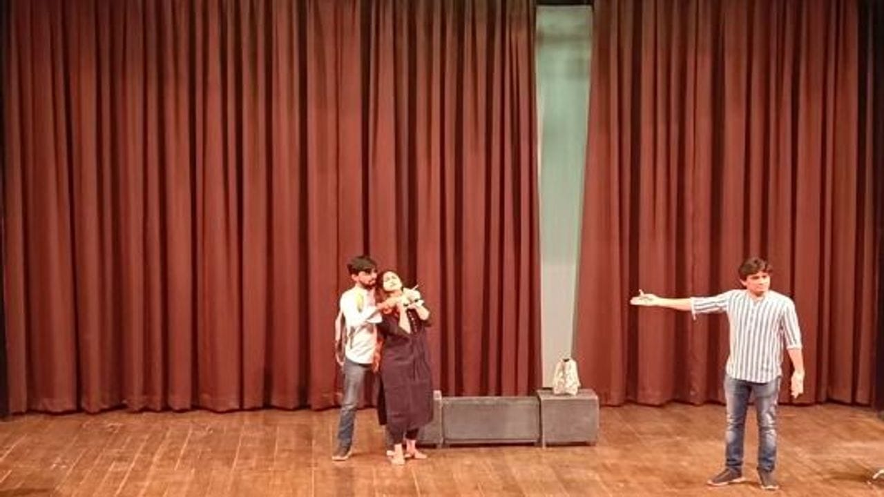 Surat : ગ્રીષ્મા હત્યા કેસ પર નાટક બન્યું, સુરતના નાટ્યકલાકારોએ સમાજને સંદેશો આપવા વિશેષ પ્રસ્તુતી તૈયાર કરી