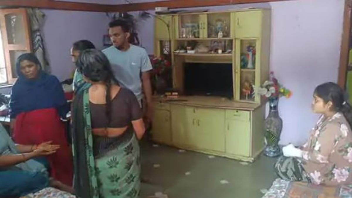 Surat: 3 લુટારુ ચપ્પુ સાથે ઘરમાં ઘૂસ્યા, રણચંડી બનેલી યુવતીએ નાની બહેનને બચાવી લુટારાઓને ખદેડ્યા, એક શખશે ચપ્પુ મારતાં 24 ટાંકા આવ્યા