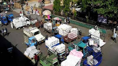 Surat : મોંઘવારીની બૂમ વચ્ચે પણ ટેકસટાઇલ માર્કેટનો વેપાર સુધર્યો, પ્રતિબંધો ઉઠતા રોજની 200 ટ્રક પાર્સલની રવાનગી
