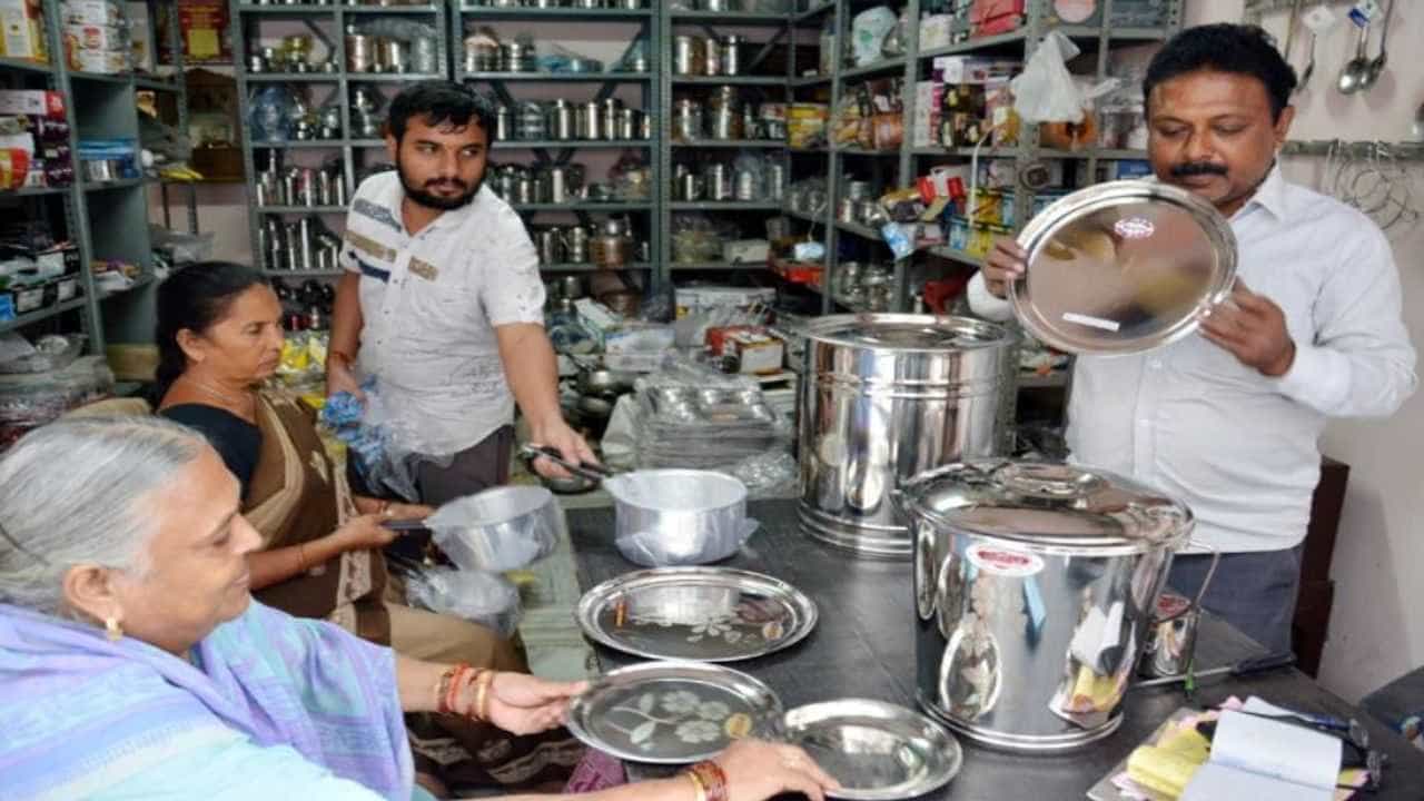 Surat : સ્ટીલ સહિતની ધાતુઓના વાસણોના ભાવ સાતમે આસમાને પહોંચતા ગૃહિણીઓ પરેશાન