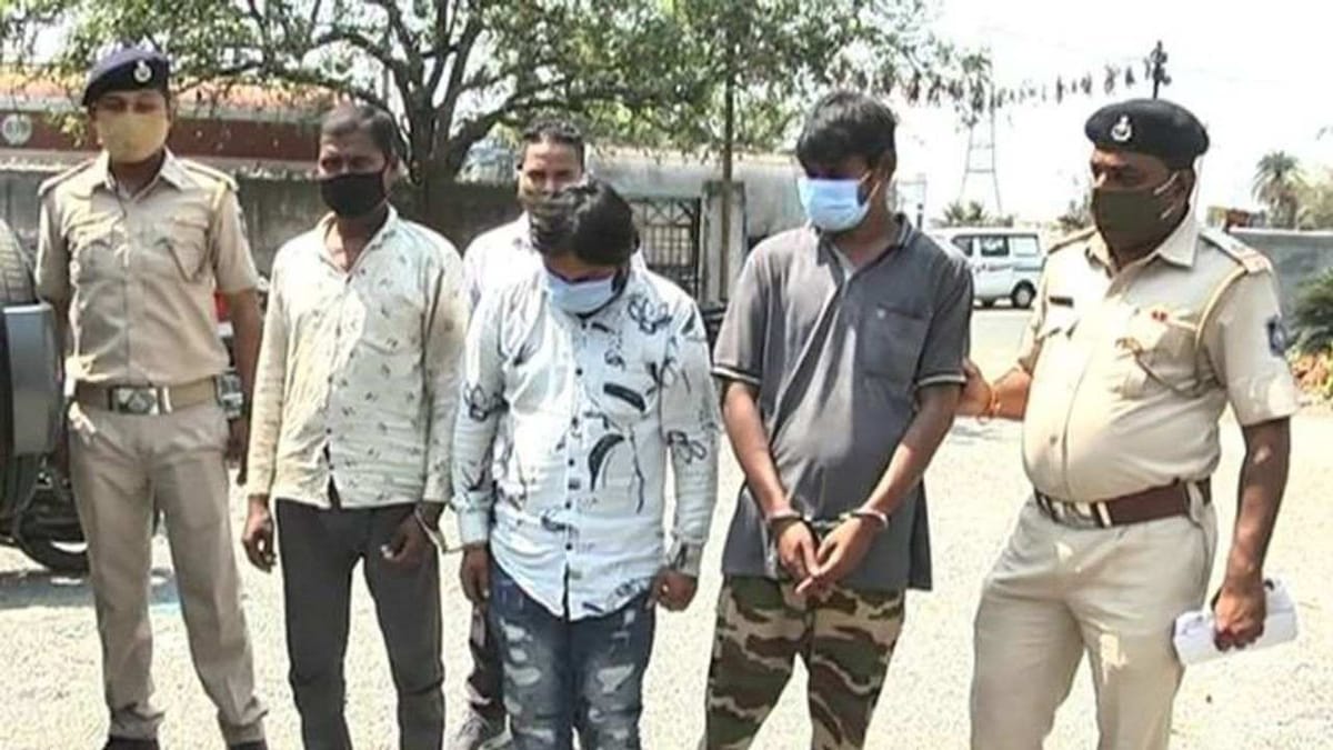 Valsad: મંગેતરનું ગળુ દબાવી હત્યા કરી નાખી, આત્મહત્યામાં ખપાવવા ઝાડ પર લટકાવી દીધી, તબીબે ભાંડો ફોડ્યો