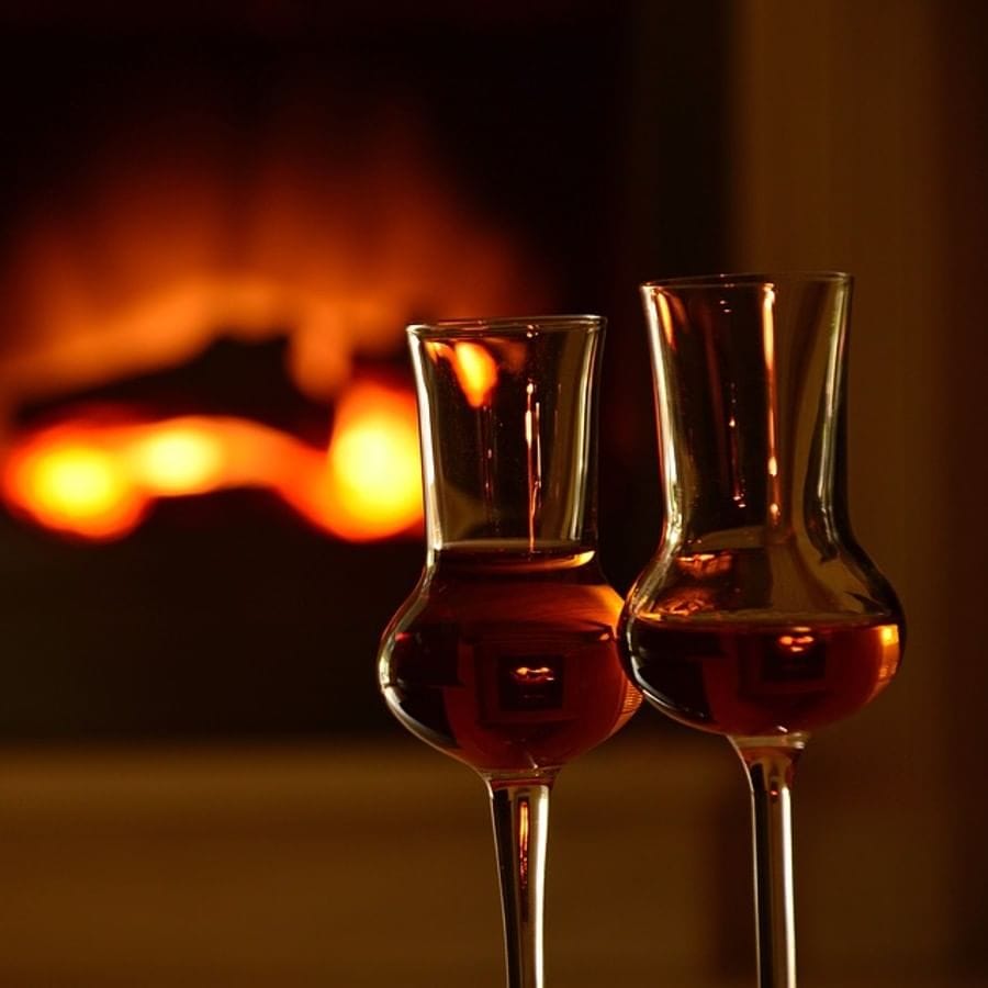 
એવું થાય છે કે લાકડાના બેરલ બનાવતી વખતે તેને હળવાશથી શેકવામાં આવે છે. જેના કારણે તે નરમ થઈ જાય છે. આવી સ્થિતિમાં જ્યારે સૂર્યપ્રકાશ તેના પર પડે છે, ત્યારે દારૂ તેમાંથી બહાર નીકળવાનો પ્રયાસ કરે છે અને તે લાકડાની અંદર પ્રવેશ કરે છે.