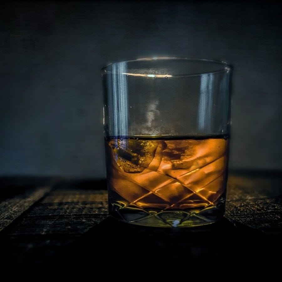 વ્હિસ્કીના સોનેરી રંગનું એક મુખ્ય કારણ લાકડાના બેરલ છે. જ્યારે પણ વ્હિસ્કી બનાવવામાં આવે છે, ત્યારે તે સૌથી પહેલા ક્રિસ્ટલ કલર એટલે કે પાણી જેવી બને છે. પરંતુ તેને આ લાકડાના બેરલમાં ઘણાં વર્ષો સુધી રાખવામાં આવે છે. જેના કારણે તેનો રંગ બદલાઈ જાય છે. આ કારણે તેનો રંગ આછો પીળો થવા લાગે છે. આ કિસ્સામાં તે કુદરતી બને છે.