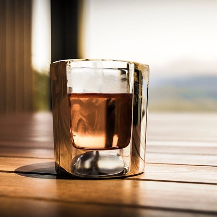 આ પછી, તે રાત્રે તેમાંથી બહાર આવે છે. જેના કારણે શેકેલા લાકડામાંથી વ્હિસ્કીનો રંગ સોનેરી થવા લાગે છે. આવી સ્થિતિમાં તે જેમ વધુ જૂનો થાય છે, તેમ વ્હિસ્કીનો રંગ વધુ સોનેરી થવા લાગે છે.
