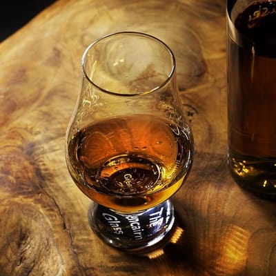 તમે જોયું જ હશે કે વ્હિસ્કી, વોડકા કે બીયર અલગ-અલગ પ્રકારના આલ્કોહોલ છે. તેમનો રંગ પણ અલગ છે. જેમ વોડકા ક્રિસ્ટલ કલરનું હોય છે તેમ વ્હિસ્કી સોનેરી રંગની હોય છે. તો ચાલો આજે વ્હિસ્કી વિશે વાત કરીએ. શું તમે જાણો છો કે વ્હિસ્કીનો કેવો રંગ છે અને વ્હિસ્કીનો રંગ સોનેરી હોવા વચ્ચેનું કારણ શું છે અને શું તે કુદરતી રંગ છે કે તેમાં રંગ મિશ્રિત છે? જાણો આ સવાલોના જવાબ...