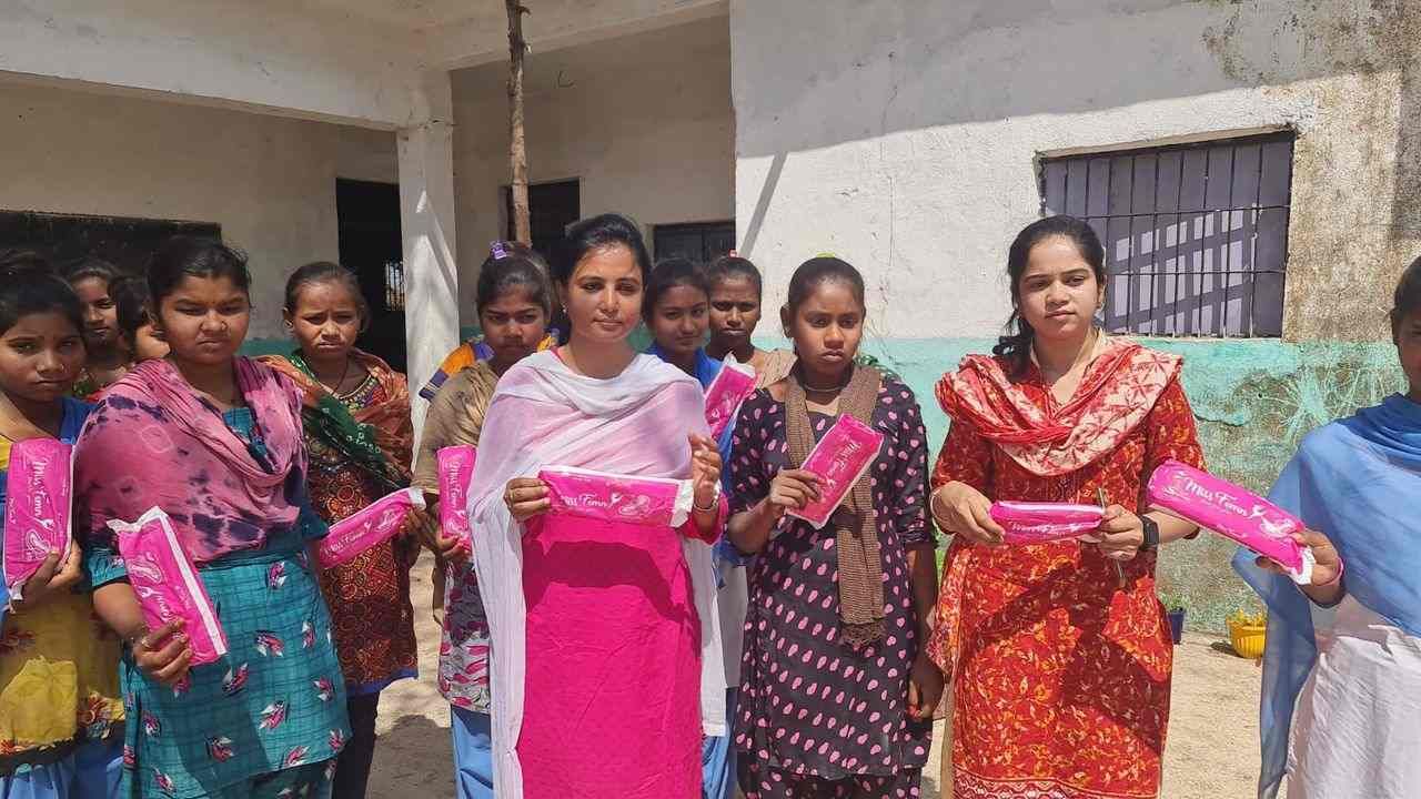 Internation Womens Day: છોટાઉદેપુરની આ મહિલા બની પેડ વુમન, આદિવાસી મહિલાઓને રોજગારી આપવા સાથે આ રીતે ફેલાવી રહી છે જાગૃતિ