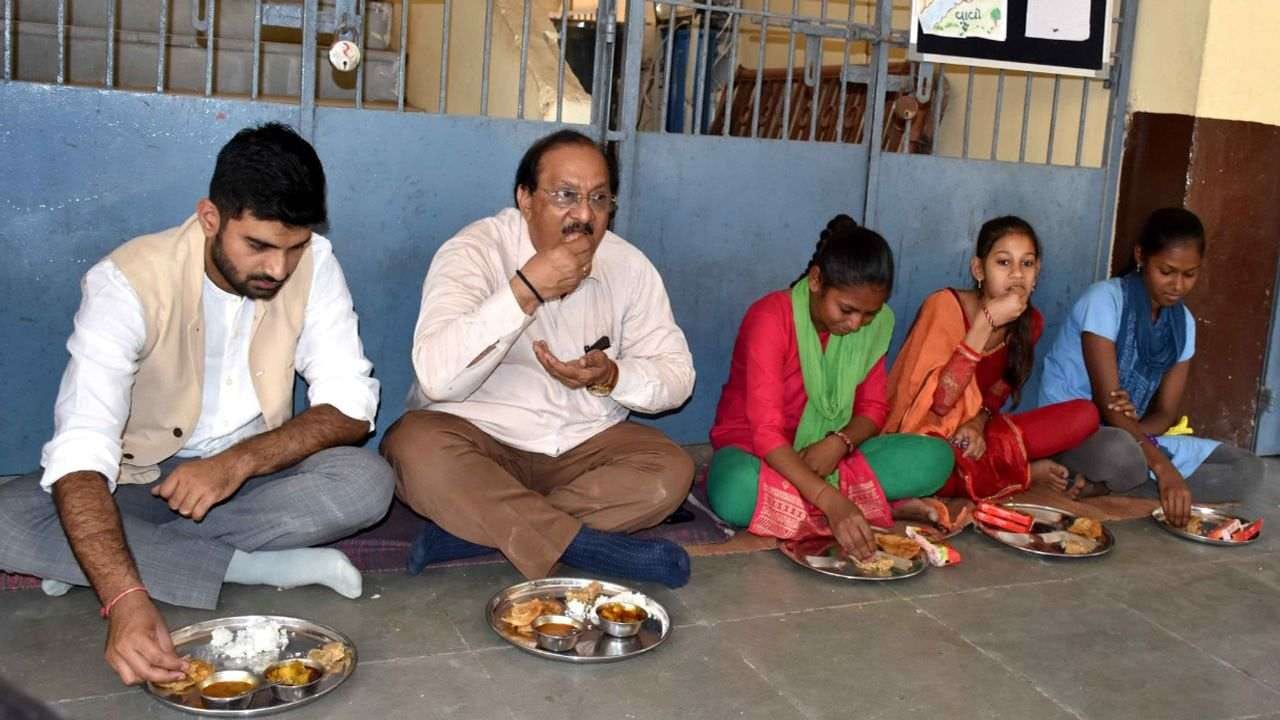 Anand : મધ્યાહન ભોજન યોજનાનો પ્રારંભ, જિલ્લા કલેક્ટર- જિલ્લા વિકાસ અધિકારીએ બાળકો સાથે મધ્યાહન ભોજન આરોગ્યુ