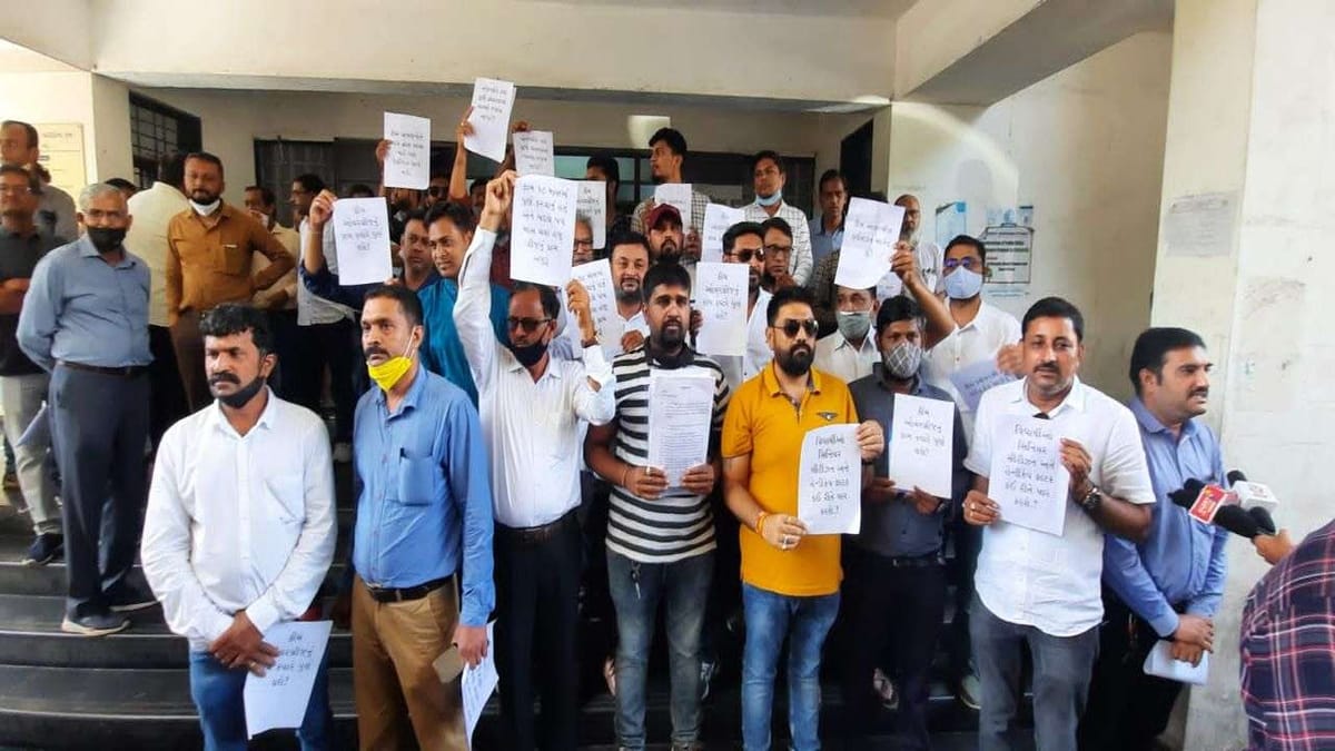 Surat : કીમ રેલવે ફાટક ફરી શરૂ કરવા સ્થાનિકોની કલેકટરને રજુઆત, ફ્લાયઓવરની કામગીરી મંથરગતિએ ચાલતા લોકોમાં આક્રોશ