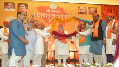 PM MODI રાજભવનથી GMDC ખાતે પહોંચ્યા, મારું ગામ, મારું ગુજરાત થીમ પર ગુજરાત પંચાયત સરપંચ મહાસંમેલન