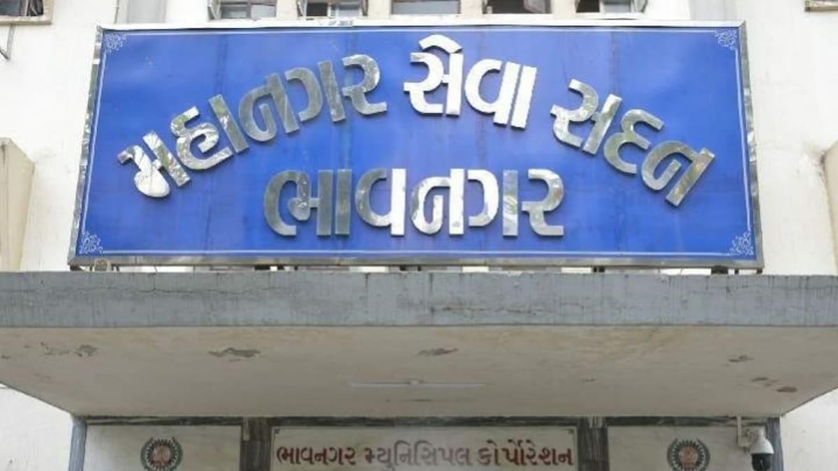 ભાવનગર : મનપા તંત્રની ઘોર બેદરકારી, કળિયાબીડમાં ટાંકીનો સ્લેબ તૂટી ગયો હોવાછતાં રિપેરીંગ કરાતું નથી