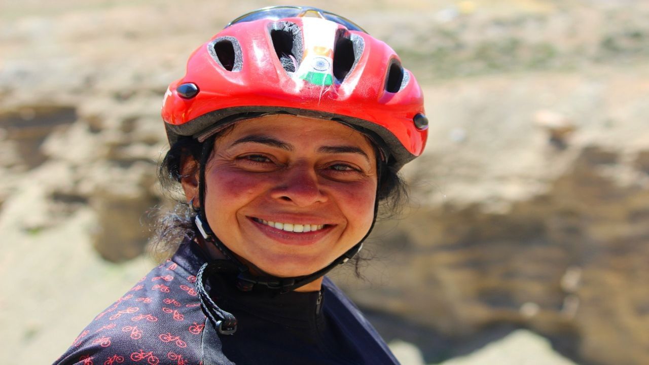 અમદાવાદની એક એવી મહિલા જે પોલિયોગ્રસ્ત હોવા છતાં 2022 એશિયન રોડ અને પેરા સાયકલિંગમાં સિલ્વર મેડલ જીત્યો