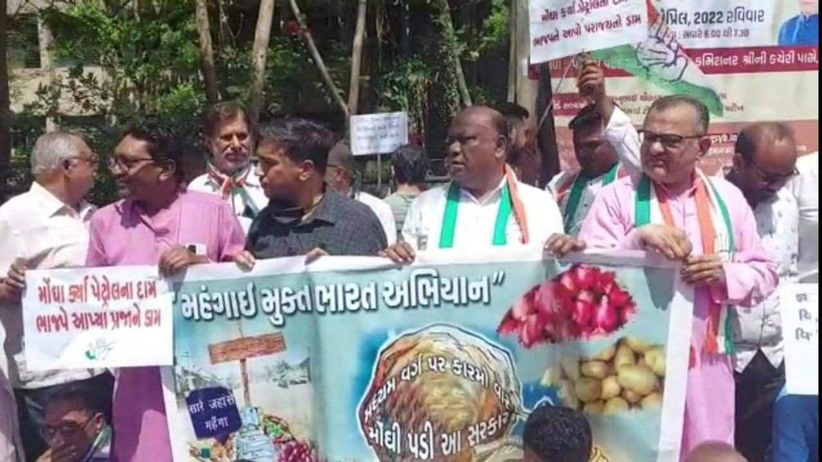 Surat : અસહ્ય મોંઘવારી અને ભાવવધારાના વિરોધમાં શહેર કોંગ્રેસ દ્વારા ધરણાં પ્રદર્શન, 25થી વધુની અટકાયત