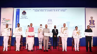 Jamnagar: INS વાલસુરાને પ્રેસિડેન્ટસ કલર એવોર્ડથી સન્માનિત કરતા રાષ્ટ્રપતિ રામનાથ કોવિંદ, નેવીના 150 જવાનો દ્વારા વિશેષ પરેડનું આયોજન