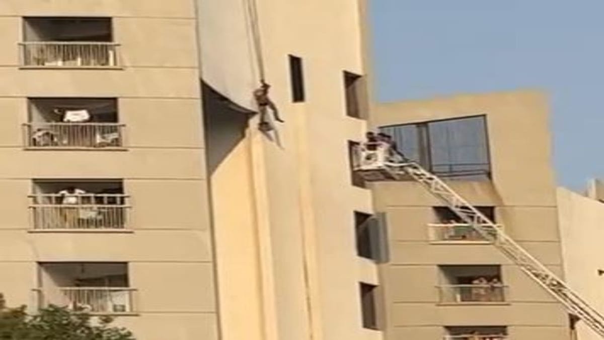 સુરતના વેસુમાં મધપુડો પાડવા જતા એક યુવક 13 માળાની બિલ્ડિંગમાં ફસાતા ફાયર દ્વારા રેસ્ક્યુ કરી બચાવી લેવાયો