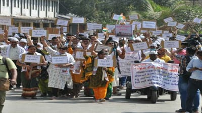 Surat:  હજીરા-ગોથાણ રેલવે ટ્રેક જમીન સંપાદનના વિરોધમાં મોટી સંખ્યામાં ખેડૂતો દ્વારા રેલી યોજી કલેકટરેને રજુઆત કરાઇ