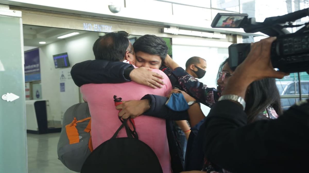 Ukraine Crisis : સુરત શહેર-જિલ્લાના 91 વિદ્યાર્થીઓ અત્યારસુધી પરત ફર્યા, એરપોર્ટ ખાતે પરિવારજનો સાથે મિલન દરમ્યાન સર્જાયા ભાવુક દ્રશ્યો