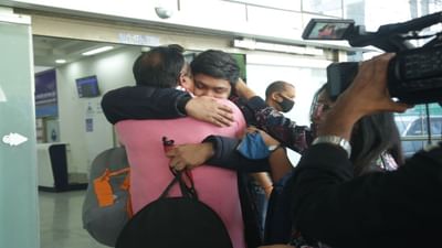Ukraine Crisis : સુરત શહેર-જિલ્લાના 91 વિદ્યાર્થીઓ અત્યારસુધી પરત ફર્યા, એરપોર્ટ ખાતે પરિવારજનો સાથે મિલન દરમ્યાન સર્જાયા ભાવુક દ્રશ્યો
