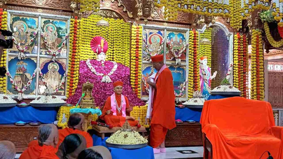 Kutch: રંગોના પર્વમાં રંગાયા સંતો-હરિભક્તો, ભુજ સ્વામીનારાયણ મંદિરમાં ફુલડોલ ઉત્સવ ઉજવાયો !