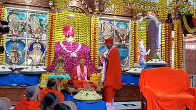 Kutch: રંગોના પર્વમાં રંગાયા સંતો-હરિભક્તો, ભુજ સ્વામીનારાયણ મંદિરમાં ફુલડોલ ઉત્સવ ઉજવાયો !