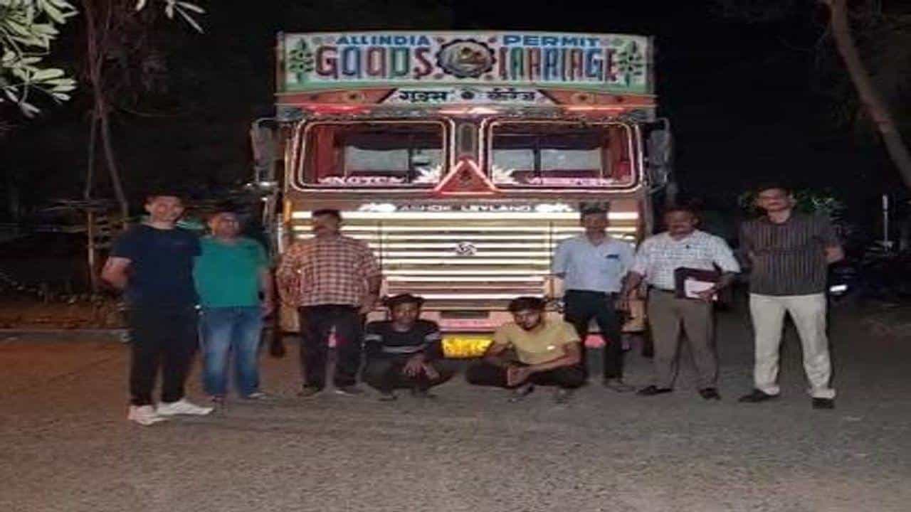 ખેડા : નડિયાદમાં ડેરીફાર્મની આડમાં કતલખાને મોકલાતા પશુઓની હેરફેરનું રેકેટ ઝડપાયું