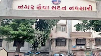 નવસારી :  પાલિકા દ્વારા કચરામાંથી ખાતર બનાવવા માટે ખાનગી એજન્સીને કામ સોંપાયું, પરંતુ કામ હજુ શરૂ થઇ શક્યું નથી