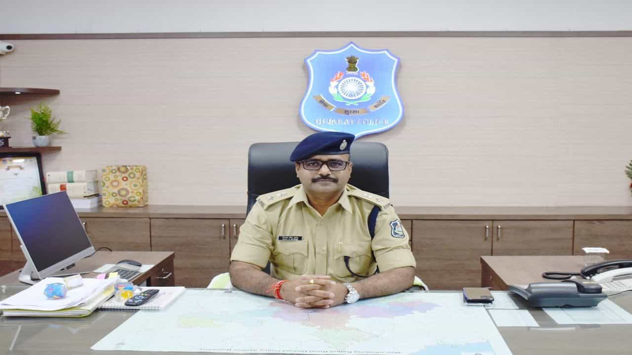 રાજકોટ જિલ્લા પોલીસ વડા તરીકે જયપાલસિંહ રાઠોડે ચાર્જ સંભાળ્યો,બલરામ મીણાને અપાઇ ભાવભીની વિદાય