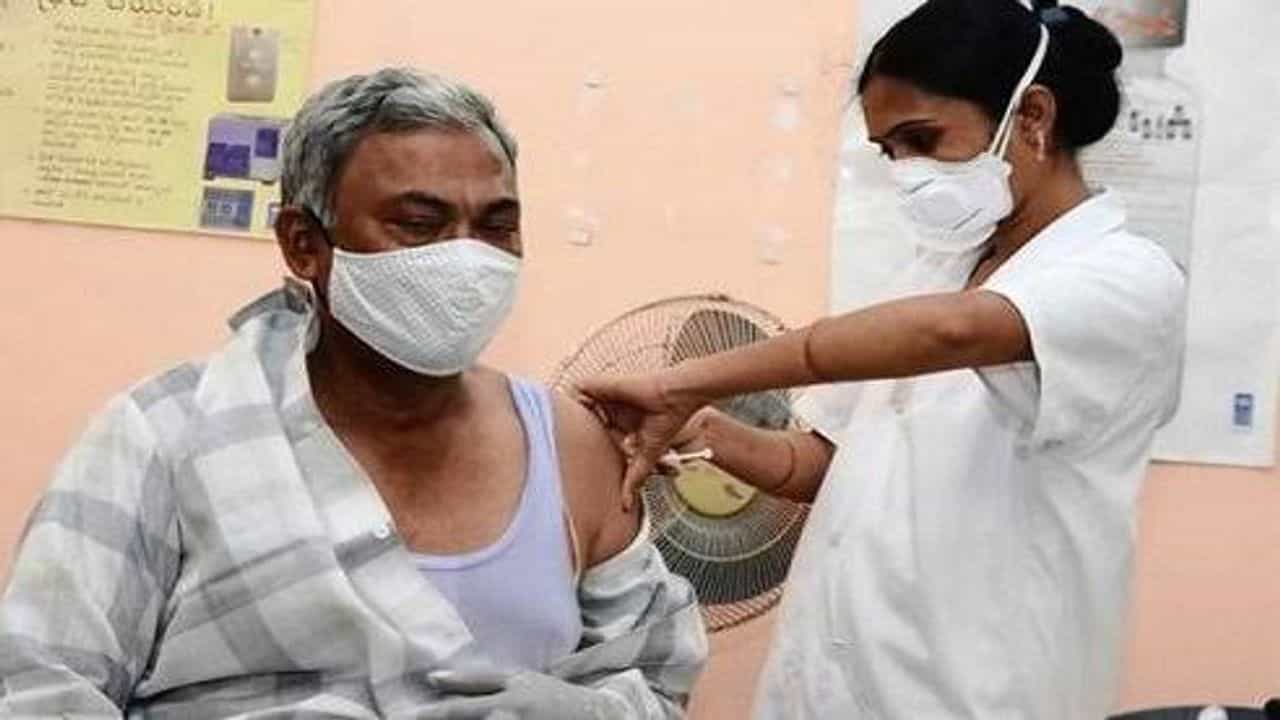 Surat : 18થી 59 વર્ષના નાગરિકોમાં બુસ્ટર ડોઝની ટકાવારી માત્ર 0.6 ટકા, આળસ પડી શકે છે ભારે