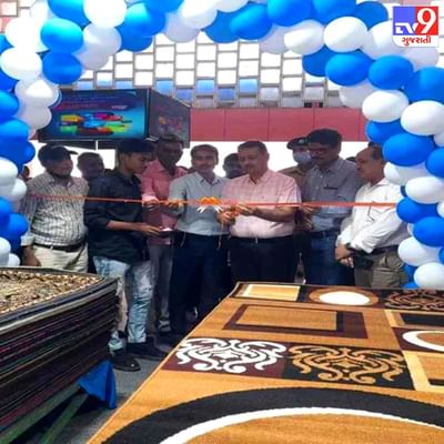 વડાપ્રધાન નરેન્દ્ર મોદીએ લઘુ ઉદ્યોગ અને વિસરાતી જતી કલાને સાચવવા અને તેને આગળ વધારવા માટે પહેલ કરી છે. જે પહેલના ભાગ રૂપે આજે કાલુપુર રેલવે સ્ટેશન પર વન સ્ટેશન વન પ્રોડક્ટ પહેલ શરૂ કરવામાં આવી. જેની શરૂઆત રેલવે DRMએ કરાવી હતી. 
