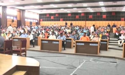 અમદાવાદ : AMCની સામાન્ય સભામાં ભાજપ-કોંગ્રેસના કાઉન્સિલરો બાખડયા, સભા બરખાસ્ત કરાઇ