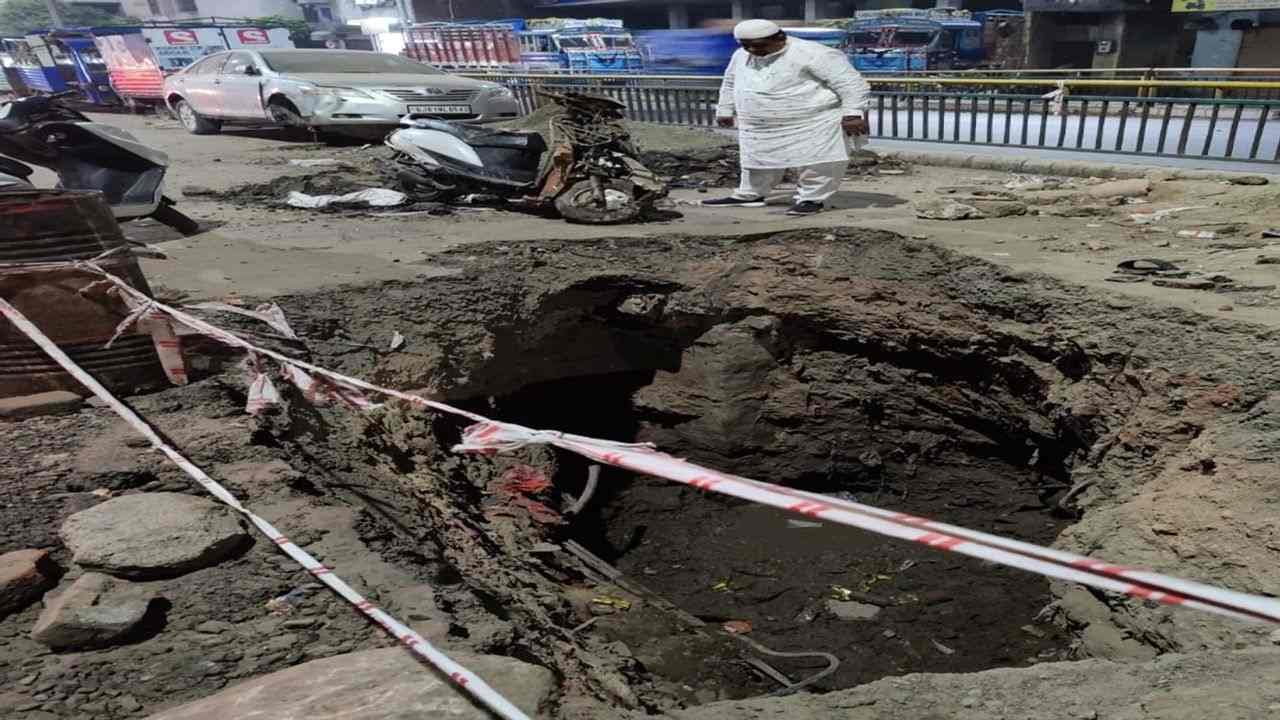 અમદાવાદ : AMCની ગંભીર બેદરકારીને કારણે સર્જાયો અકસ્માત ? ભુવામાં એક્ટિવા સાથે ત્રણ યુવાનો ખાબકયા